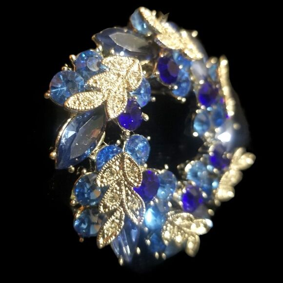 ⭐️ Vintage Blue/Clear Rhinestone Wreath in Silvertone Brooch/Pendant - Picture 2 of 8